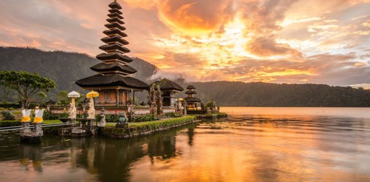 Vue d'un temple et de la mer à Bali au coucher du soleil